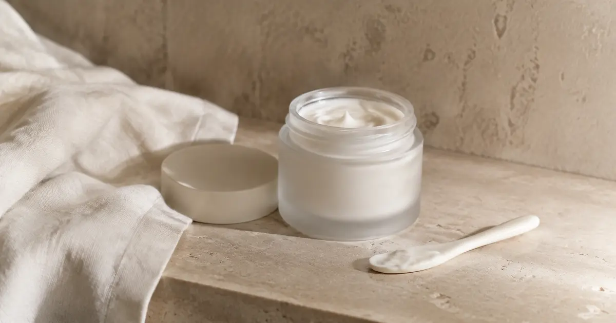 A ceramide moisturizer represented with layered protective shapes